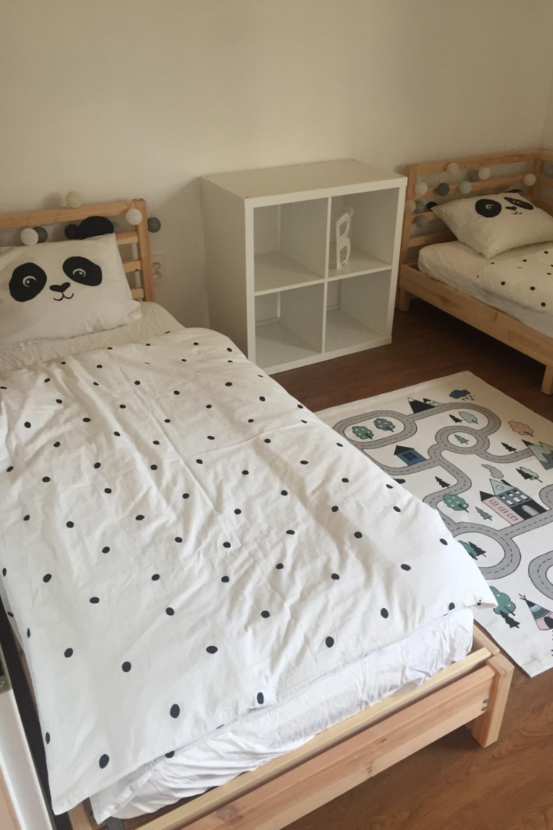 Detská posteľ s panda obliečkami a svetielkami, hrací koberec s mestom
