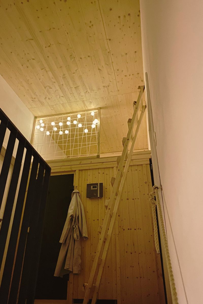 Pohľad nahor — rebrík a otvor do horného bunkra so svetelnou inštaláciou
